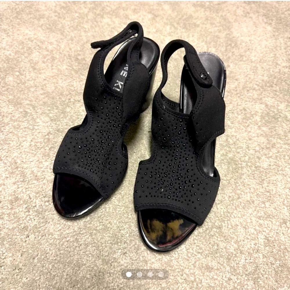 Black Sandals with Thick Shiny Strap